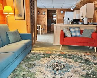 Sweet waterfront cottage, stunning sunsets, private, sleeps 4-8 - Stoneham - Sala de estar