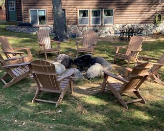 Log home nestled in tall pines near Norway Lake - Pine River - Patio