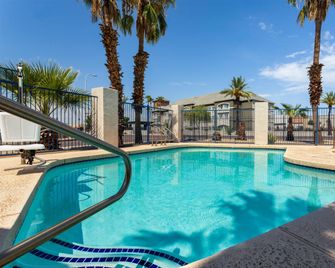 Days Inn by Wyndham Phoenix West - Phoenix - Pool