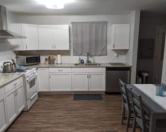 Charming Fully Furnished 2bd/1 Ba Home In Homewood, Il - Homewood - Kitchen