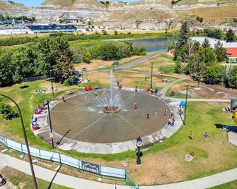The Red Steps Away From World's Largest Dinosaur 3BR House - Drumheller