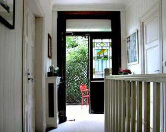 La Villa Paris - B&B - Paris - Flur