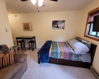 Cozy Riverside Retreat - Baree Bunkhouse - Trout Creek - Habitación