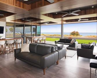 Sunset Cove - Ultimate Beachfront Getaway - Busselton - Living room