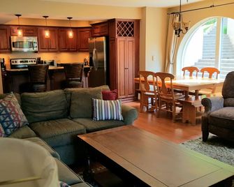 Beautiful -Slope-side- Stratton Mountain Condo, Walk to Chairlift, Village & Gym - Stratton - Soggiorno