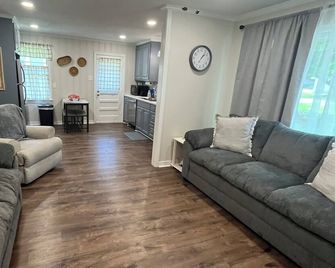 3BR/1.5 BA house located in quiet neighborhood in Rayville, La. - Rayville - Living room