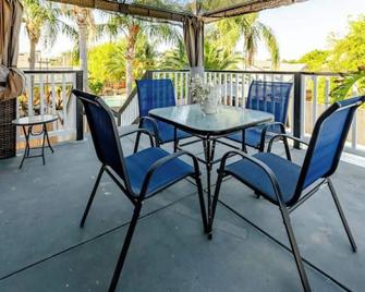 Split-level NW Bakersfield Home with Outdoor Oasis - Bakersfield - Balcony