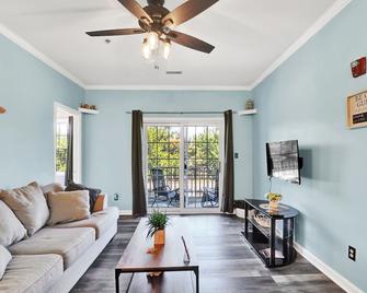 The Complete Condo-Fully Furnished 10 Min From Both Beaches. Airbnb Superhost! - Rehoboth Beach - Living room