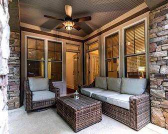 Escape to this Reynolds Lake Oconee two bedroom condo nestled in nature. - Greensboro - Binnenhof