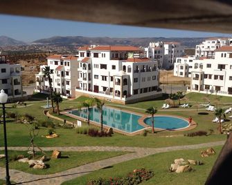Bright charming apartment -Lilac's Garden, sea, mountain and pool views - Cabo Negro - Gebäude