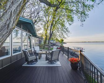 Dreamy Lake Poinsett Cabin w/ Deck, Dock & Views! - Arlington - Balcón
