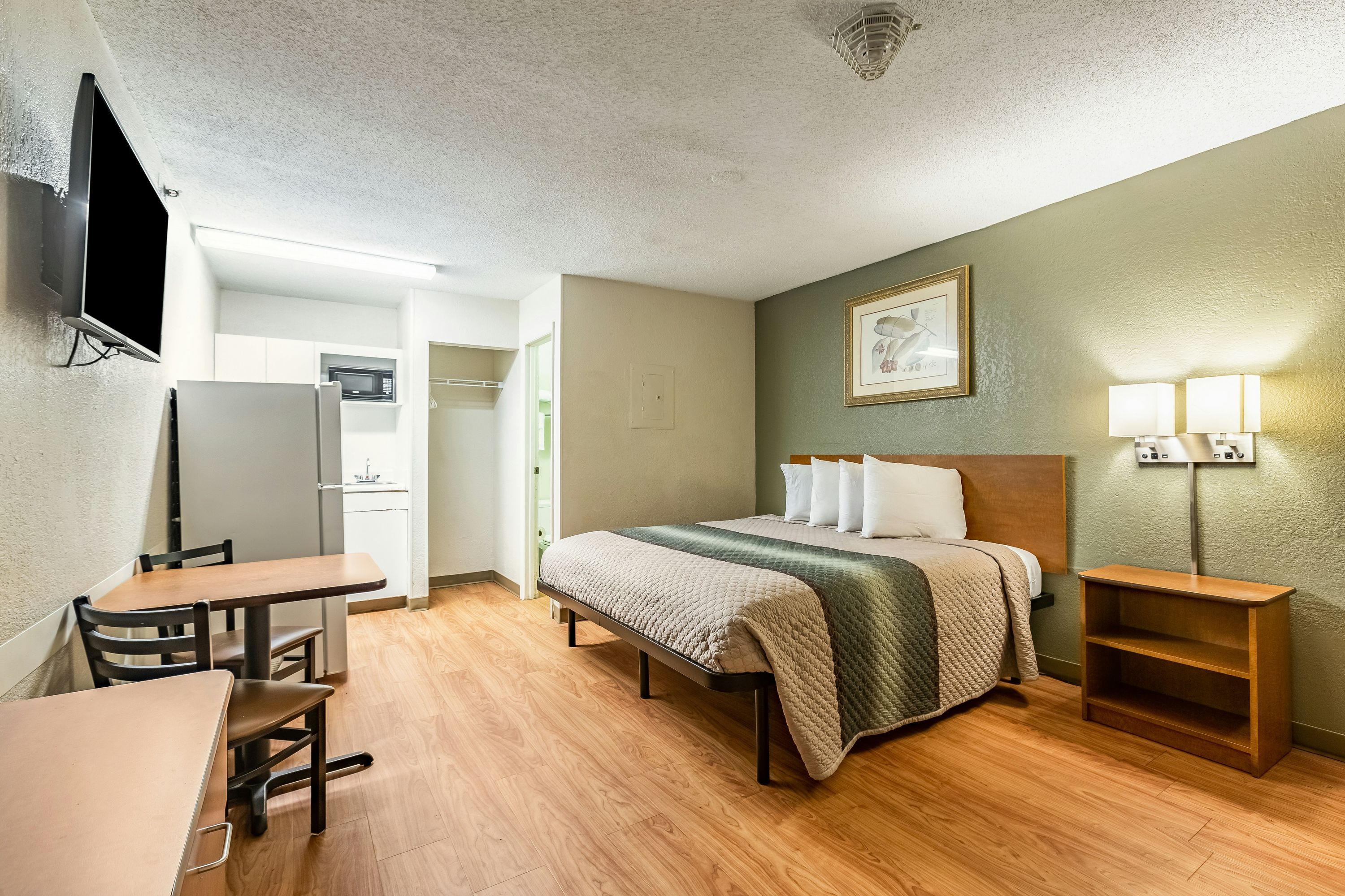 HomeTowne Studios by Red Roof Atlanta - Norcross South - Norcross - Habitación