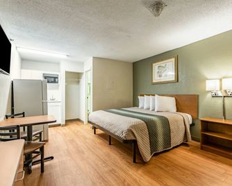 HomeTowne Studios by Red Roof Atlanta - Norcross South - Norcross - Slaapkamer