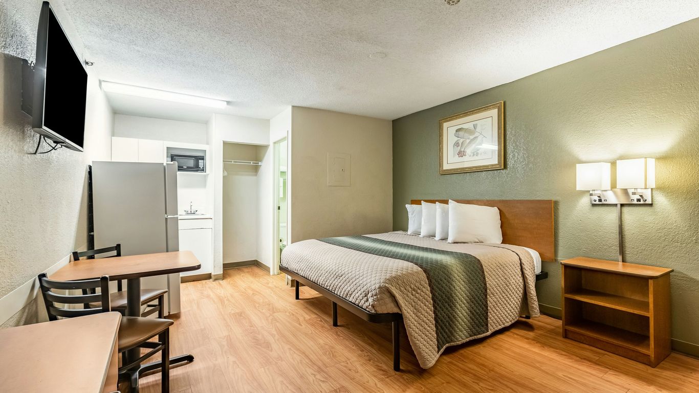 HomeTowne Studios by Red Roof Atlanta - Norcross South