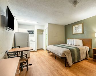HomeTowne Studios by Red Roof Atlanta - Norcross South - Norcross - Habitación