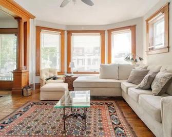 The Carew House Sleeps 10 Fenced 4br Full Kitchen Steps2 Ycp - York - Sala de estar