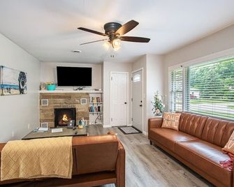 Square Toe's Last Resort - New Buffalo - Phòng khách