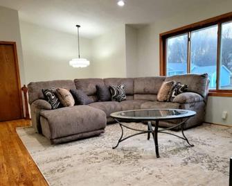 Clean, Comfy, digs close to all the attractions - Eagan - Living room