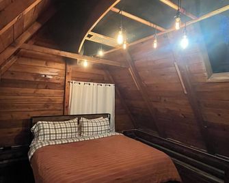 Cozy cabin with WiFi and AC in awesome Olympia - Olympia - Bedroom