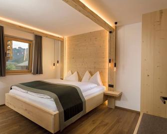 Apartment 'Waidacherhof Wald' with Mountain View, Balcony & Wi-Fi - Braies - Bedroom