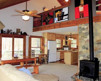 Creekfront! Private ponds for fishing! Mountain views & trails. Pet-friendly - Hayesville - Living room