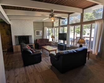 Cozy Cottonwood Cabin at Falcon Lake –Walk to Beach, Shops, Activities & Trails! - Falcon Lake - Living room