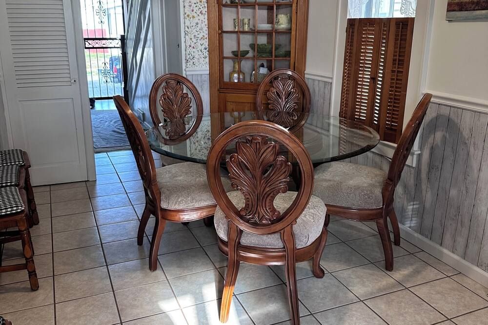 Cozy home ready for comfy stay! Walking distance to Franciscan, shops, etc. - Steubenville - Eetruimte