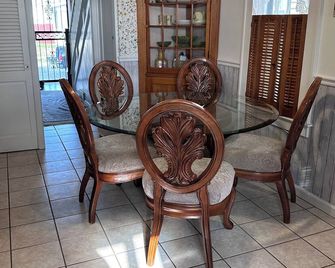Cozy home ready for comfy stay! Walking distance to Franciscan, shops, etc. - Steubenville - Eetruimte
