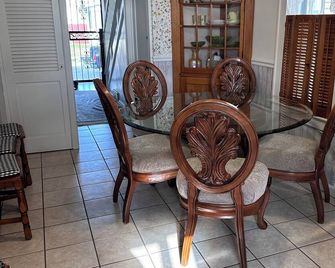 Cozy home ready for comfy stay! Walking distance to Franciscan, shops, etc. - Steubenville - Eetruimte