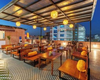 The Hosteller Jaipur, MI Road - Jaipur