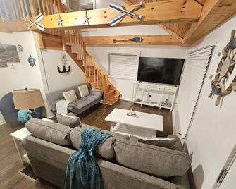 Quietside Hideaway @Acadia National Park, A/C, Seafood, Fire pit, sleeps 12 - Southwest Harbor - Living room