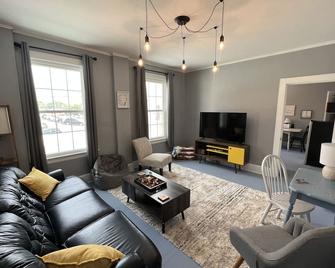 Charming newly remodeled 1890’s, 3bd, 1Ba Downtown Bedford Loft - Bedford - Wohnzimmer
