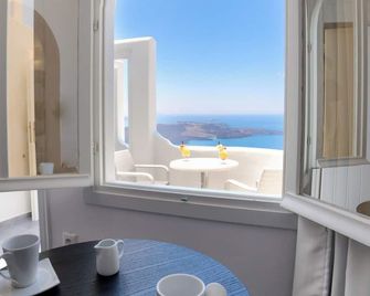 Remvi Suites - Firostefani - Balkón