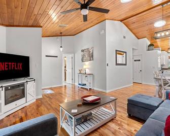 Cozy Bungalow Steps from Downtown Mount Dora - Mount Dora - Obývací pokoj