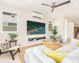 Majestic Mahakea: Oceanfront 4BR Oasis w/ Pool & Lanai by Gather - Laie - Salon