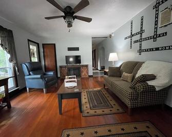Beautiful Mountain View’s and Located on several acres for privacy - Chapmanville - Sala de estar