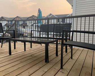 Luxurious 3 BR Villa with free parking - King Bed - Regina - Balcony