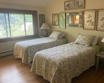 Family Friendly Two-Story Home On Main Street In Empire Four Blocks From Lake - Empire - Habitación