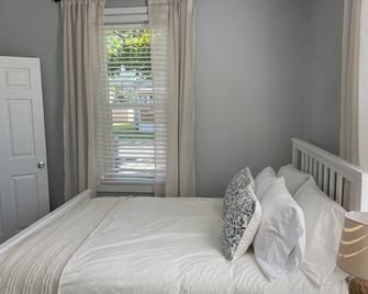 Cozy, Fully Renovated, 1 Bedroom Home in Connersville - Connersville - Habitación