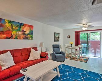 Santa Fe Bungalow ~ 2 Mi to Downtown! - Santa Fe - Living room
