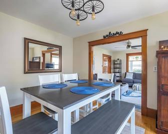 Willard Beach Bungalow - South Portland - Dining room