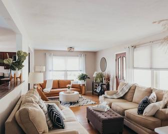 Full house nestled between Buffalo & Rochester - Batavia - Huiskamer