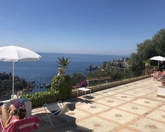 Spacious house in Resort. - تاورمينا - شرفة