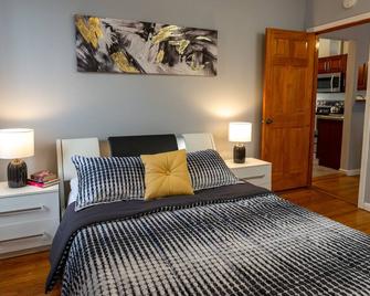 Beautiful 2 Bedroom Apt. With fast Wifi & Netflix - Utica - Bedroom