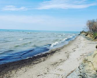Lakeview Cabin with hot tub and located close to wineries - Silver Creek - Beach