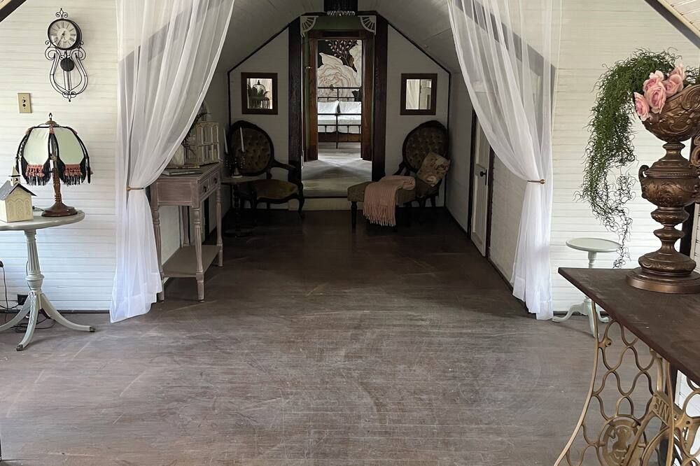 Historic Carriage House Suite
