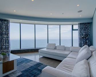 Pearls of Umhlanga Exquisite 3 Level Penthouse - Durban - Living room
