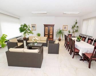 Doppelzimmer mit Dusche, WC und Balkon - Pension & Appartements Ertl - Seeboden - Restaurante