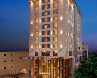 دبل تري باي هيلتون فاراناسي - فاراناسي - مبنى