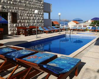 Hotel Villa Amorena - Bol - Pool